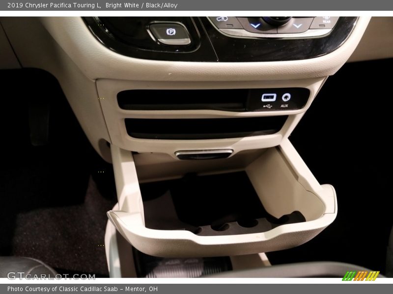 Bright White / Black/Alloy 2019 Chrysler Pacifica Touring L