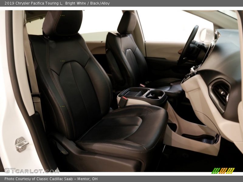 Bright White / Black/Alloy 2019 Chrysler Pacifica Touring L