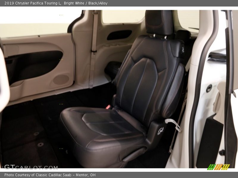 Bright White / Black/Alloy 2019 Chrysler Pacifica Touring L