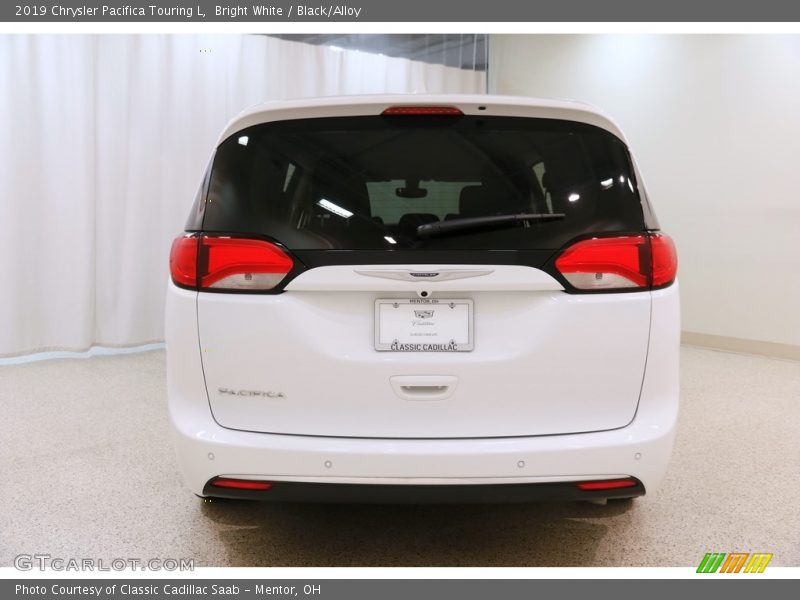 Bright White / Black/Alloy 2019 Chrysler Pacifica Touring L