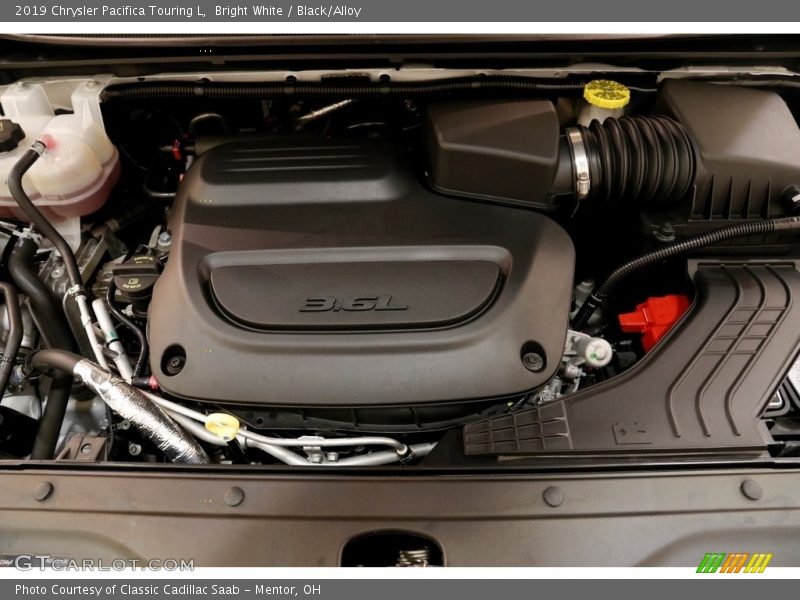 Bright White / Black/Alloy 2019 Chrysler Pacifica Touring L