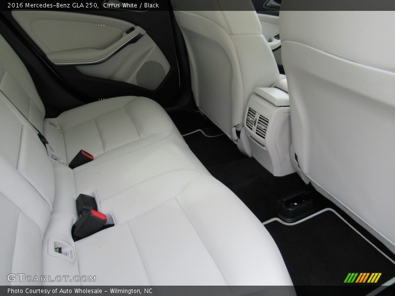 Cirrus White / Black 2016 Mercedes-Benz GLA 250