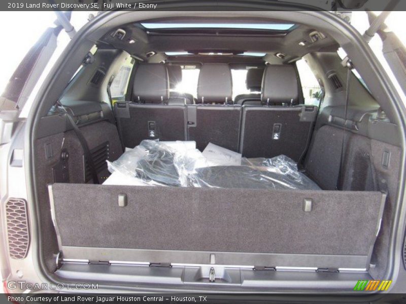 Fuji White / Ebony 2019 Land Rover Discovery SE
