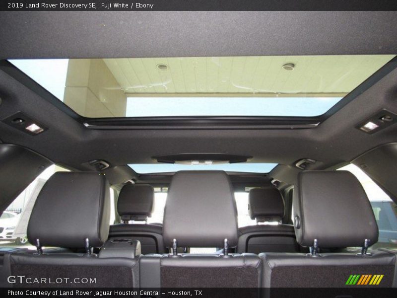 Fuji White / Ebony 2019 Land Rover Discovery SE