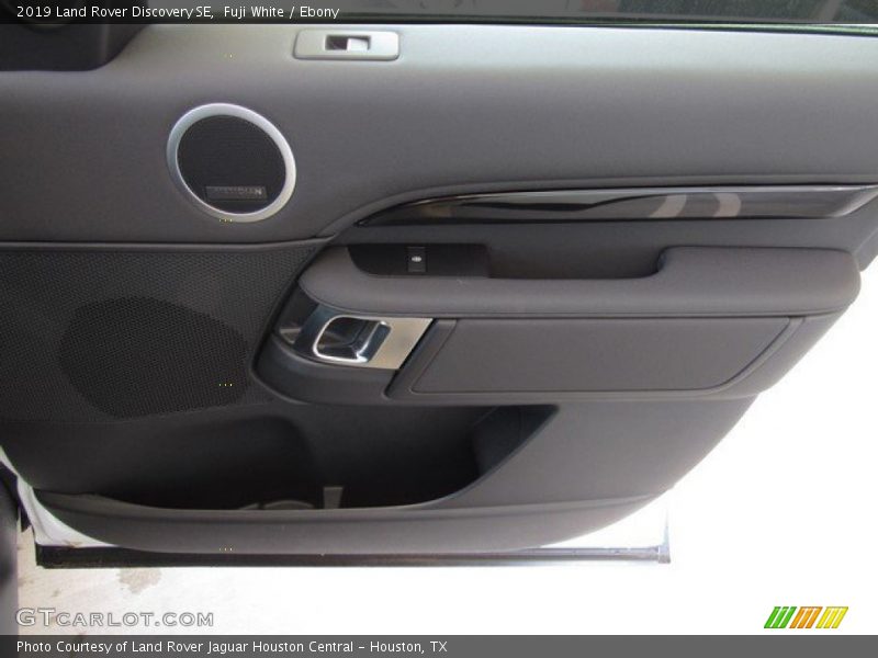 Fuji White / Ebony 2019 Land Rover Discovery SE