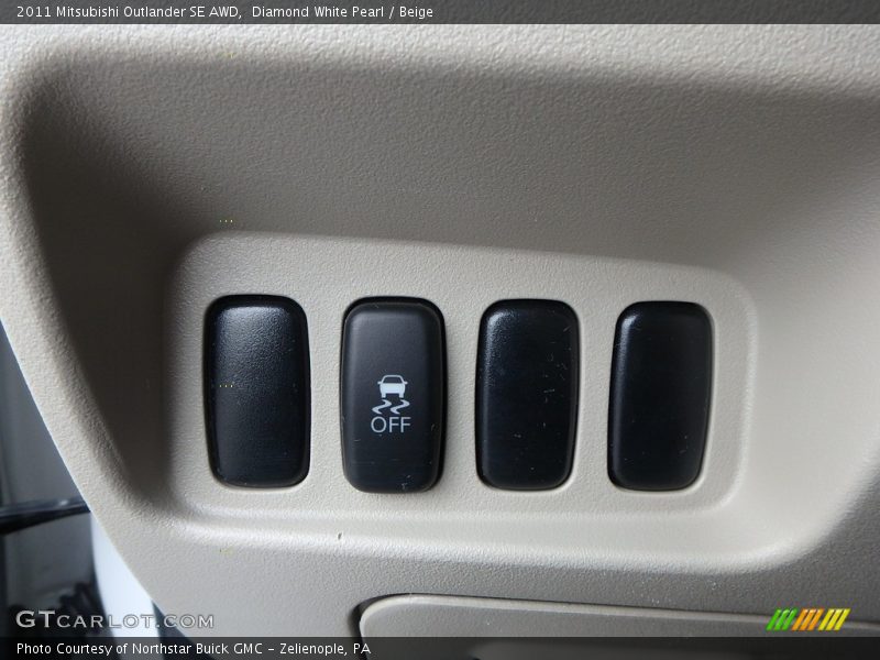 Diamond White Pearl / Beige 2011 Mitsubishi Outlander SE AWD