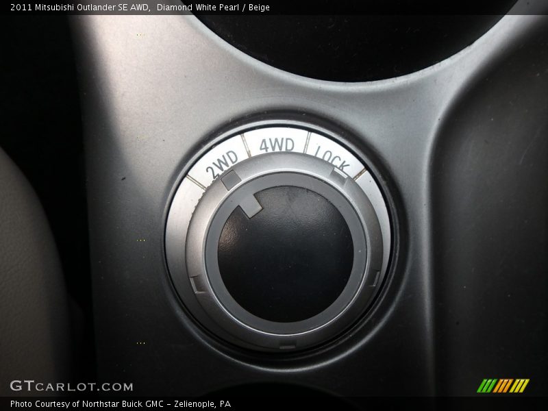 Diamond White Pearl / Beige 2011 Mitsubishi Outlander SE AWD
