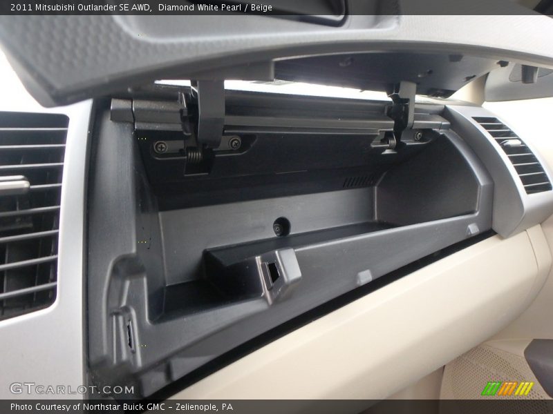 Diamond White Pearl / Beige 2011 Mitsubishi Outlander SE AWD