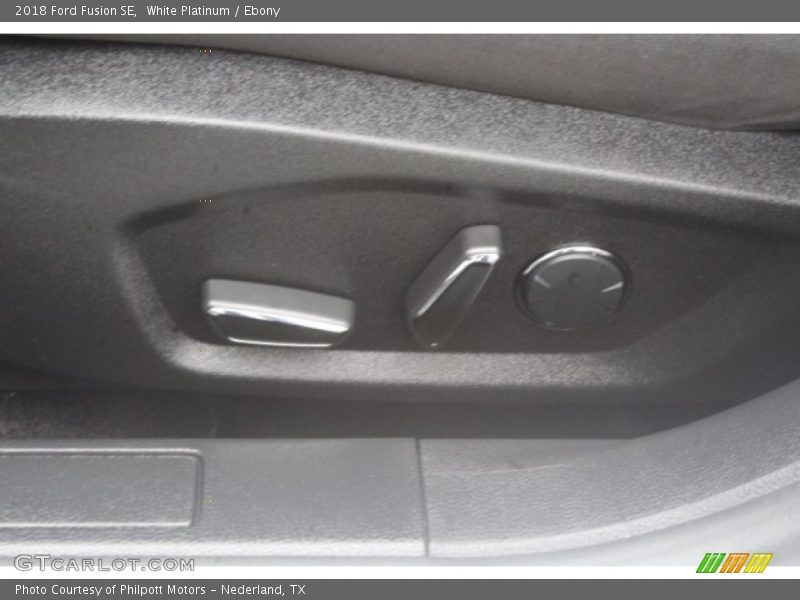 White Platinum / Ebony 2018 Ford Fusion SE