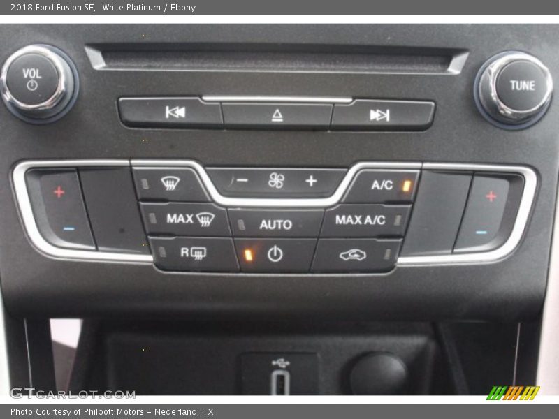 White Platinum / Ebony 2018 Ford Fusion SE