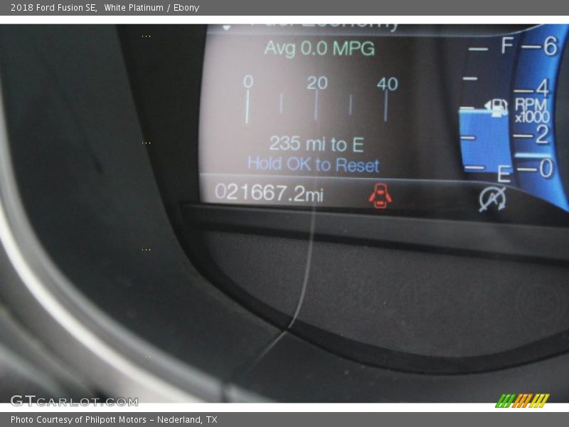 White Platinum / Ebony 2018 Ford Fusion SE
