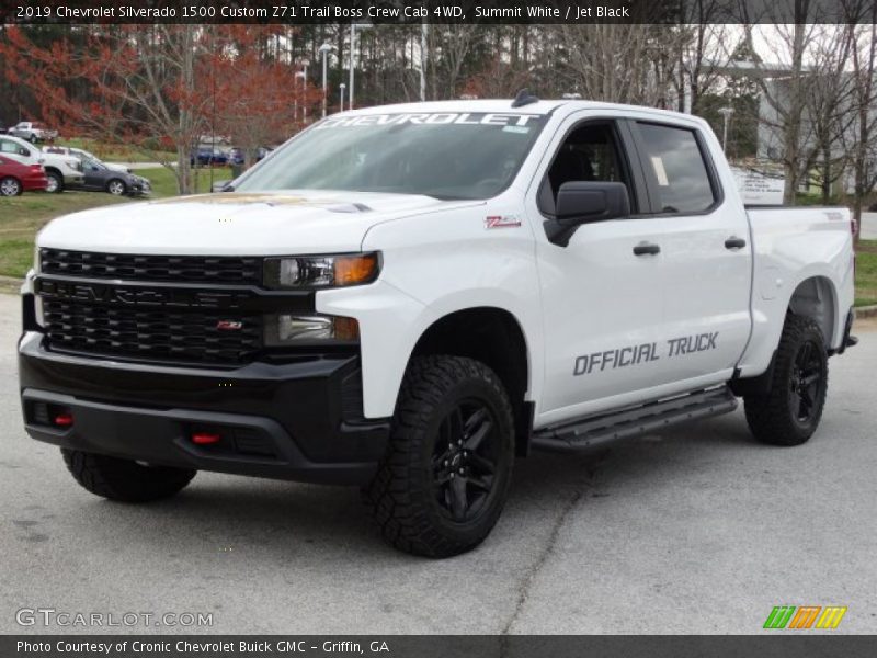 Front 3/4 View of 2019 Silverado 1500 Custom Z71 Trail Boss Crew Cab 4WD
