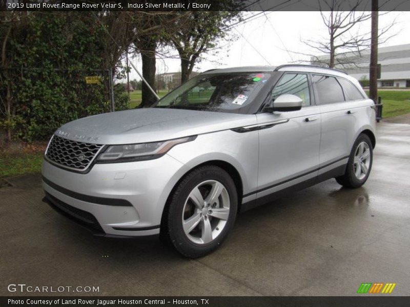 Front 3/4 View of 2019 Range Rover Velar S