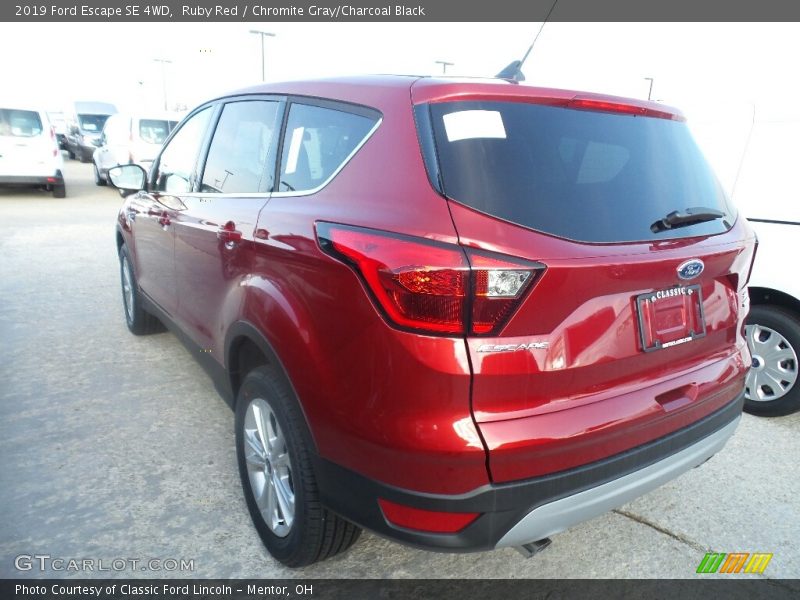 Ruby Red / Chromite Gray/Charcoal Black 2019 Ford Escape SE 4WD