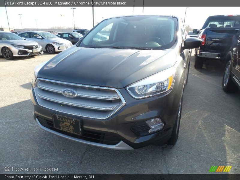 Magnetic / Chromite Gray/Charcoal Black 2019 Ford Escape SE 4WD