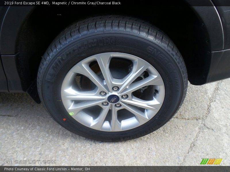 Magnetic / Chromite Gray/Charcoal Black 2019 Ford Escape SE 4WD