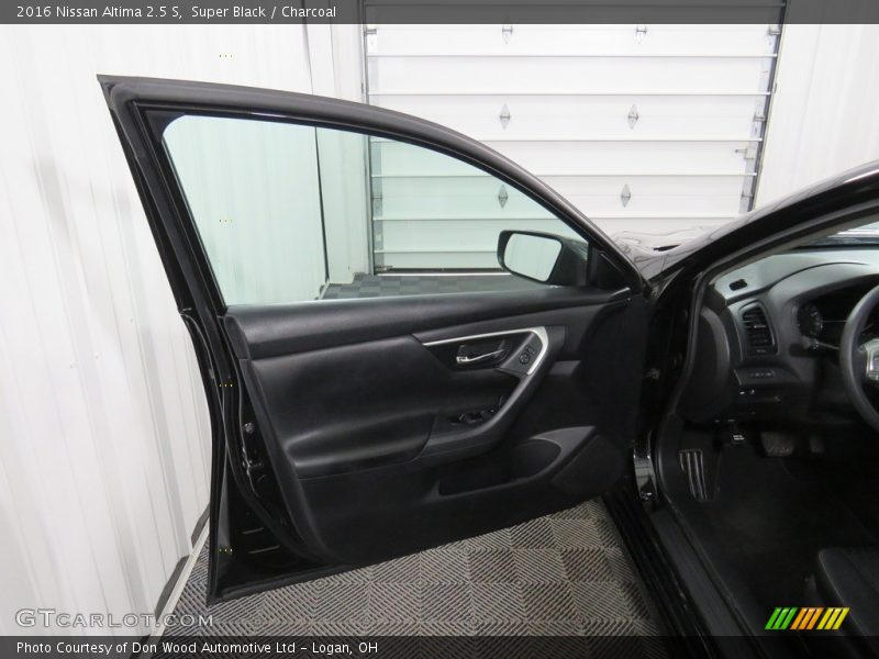 Super Black / Charcoal 2016 Nissan Altima 2.5 S