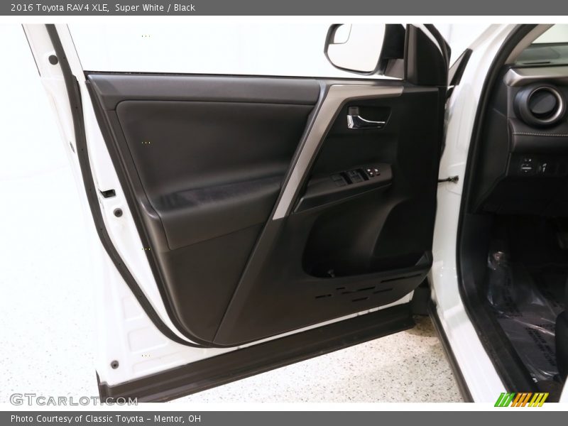 Super White / Black 2016 Toyota RAV4 XLE