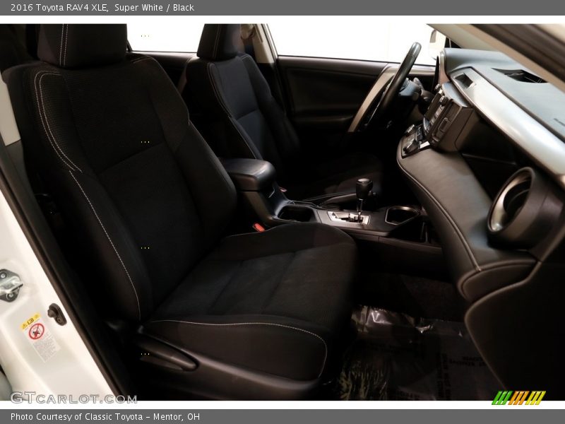 Super White / Black 2016 Toyota RAV4 XLE