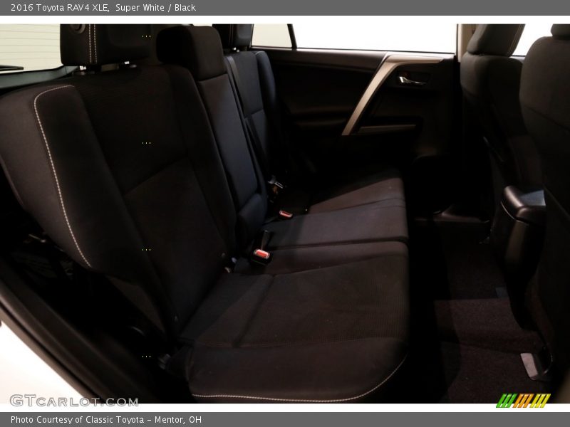 Super White / Black 2016 Toyota RAV4 XLE