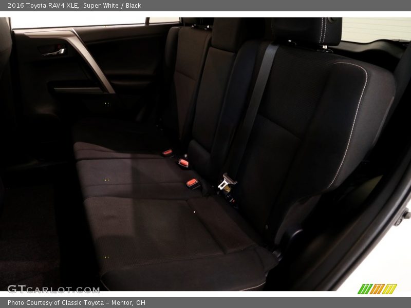 Super White / Black 2016 Toyota RAV4 XLE