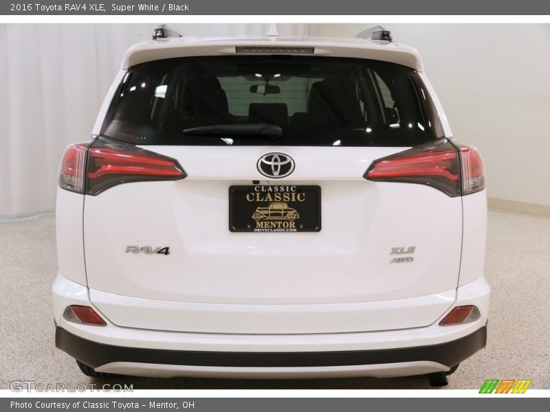 Super White / Black 2016 Toyota RAV4 XLE