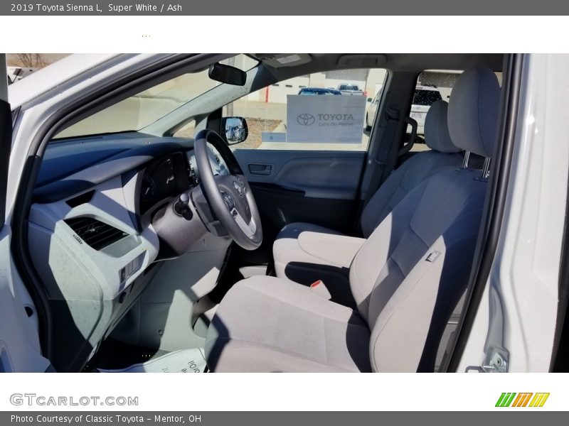 Super White / Ash 2019 Toyota Sienna L