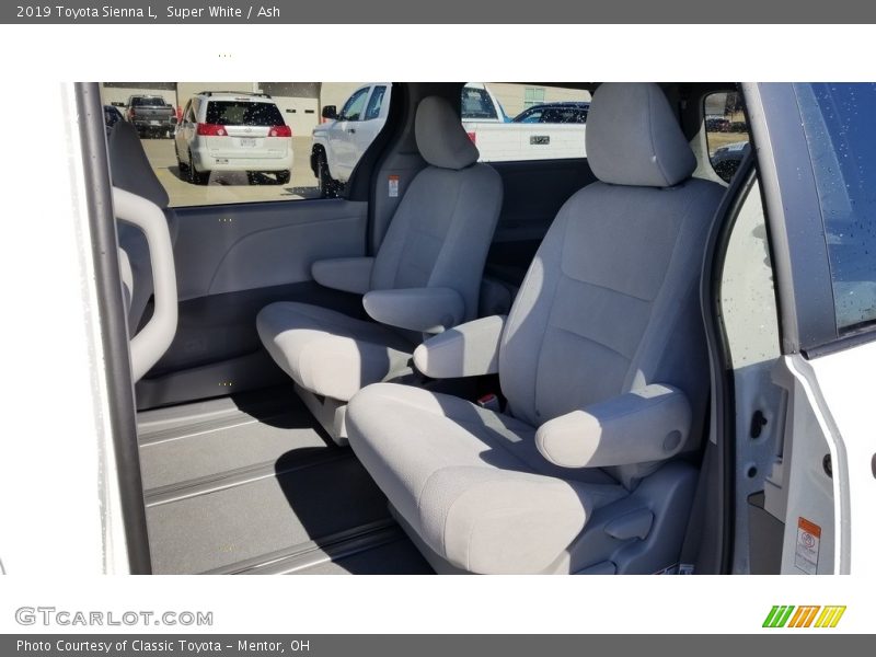 Super White / Ash 2019 Toyota Sienna L
