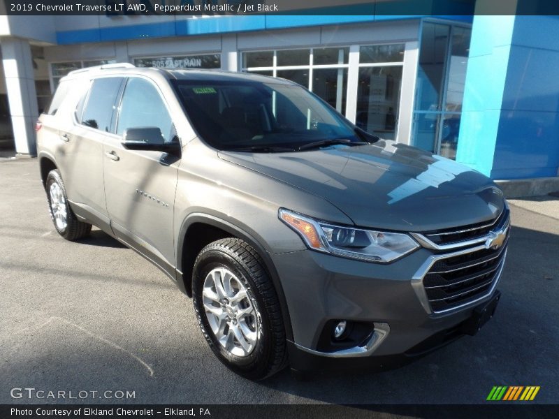Pepperdust Metallic / Jet Black 2019 Chevrolet Traverse LT AWD