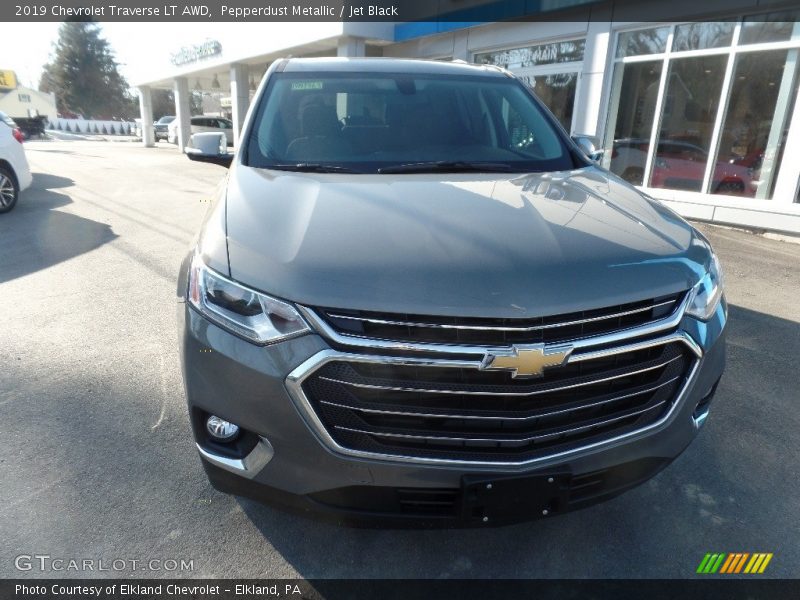 Pepperdust Metallic / Jet Black 2019 Chevrolet Traverse LT AWD