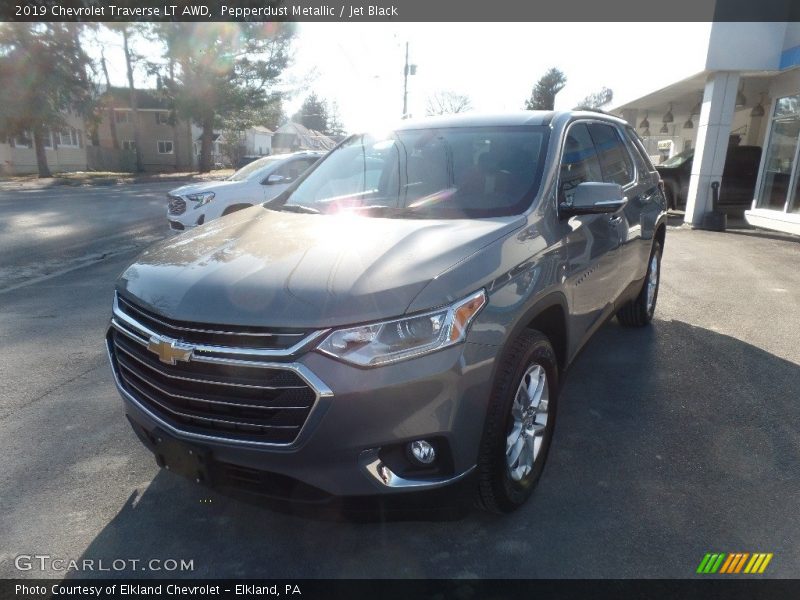 Pepperdust Metallic / Jet Black 2019 Chevrolet Traverse LT AWD