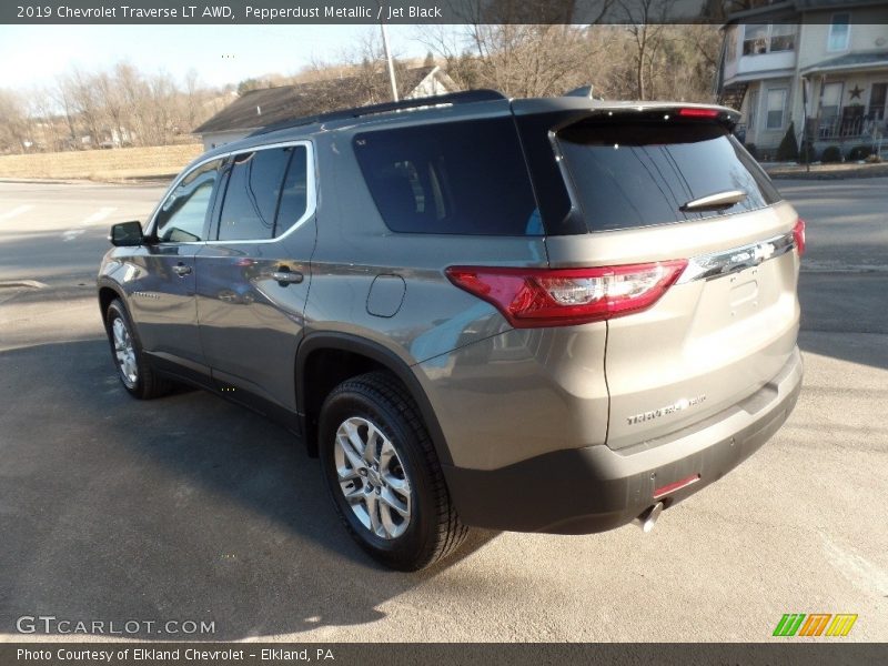Pepperdust Metallic / Jet Black 2019 Chevrolet Traverse LT AWD