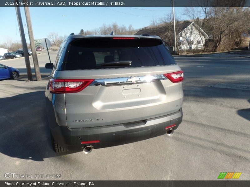 Pepperdust Metallic / Jet Black 2019 Chevrolet Traverse LT AWD