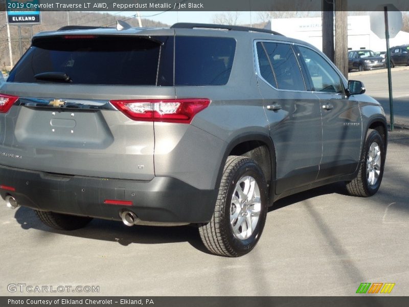 Pepperdust Metallic / Jet Black 2019 Chevrolet Traverse LT AWD