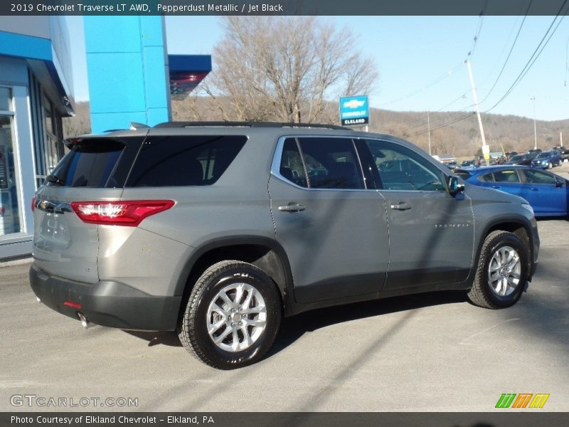 Pepperdust Metallic / Jet Black 2019 Chevrolet Traverse LT AWD