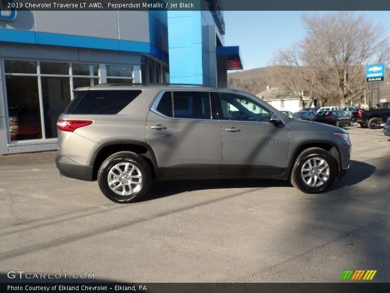 Pepperdust Metallic / Jet Black 2019 Chevrolet Traverse LT AWD