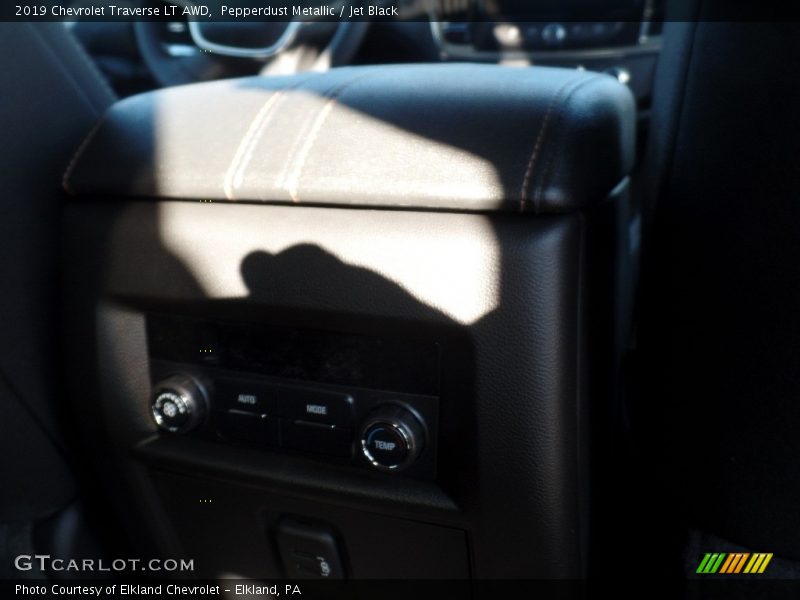 Pepperdust Metallic / Jet Black 2019 Chevrolet Traverse LT AWD