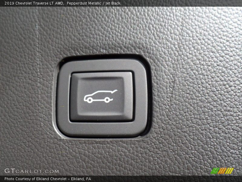 Pepperdust Metallic / Jet Black 2019 Chevrolet Traverse LT AWD