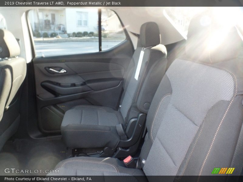 Pepperdust Metallic / Jet Black 2019 Chevrolet Traverse LT AWD