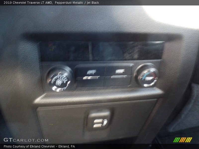 Pepperdust Metallic / Jet Black 2019 Chevrolet Traverse LT AWD