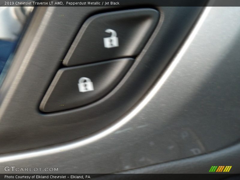 Pepperdust Metallic / Jet Black 2019 Chevrolet Traverse LT AWD