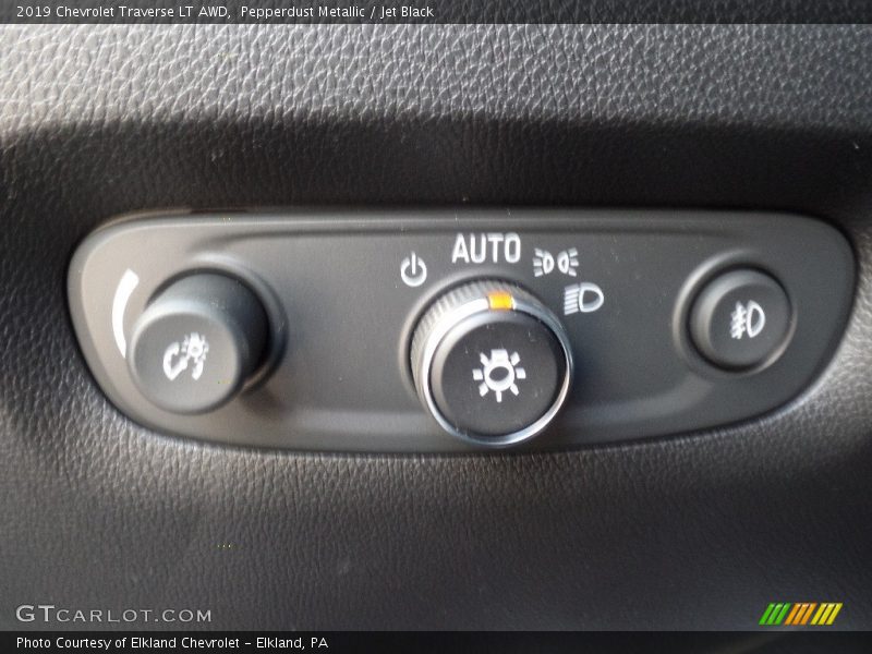 Pepperdust Metallic / Jet Black 2019 Chevrolet Traverse LT AWD