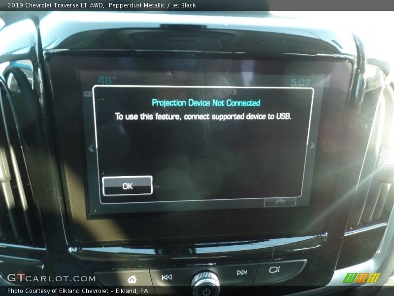 Pepperdust Metallic / Jet Black 2019 Chevrolet Traverse LT AWD