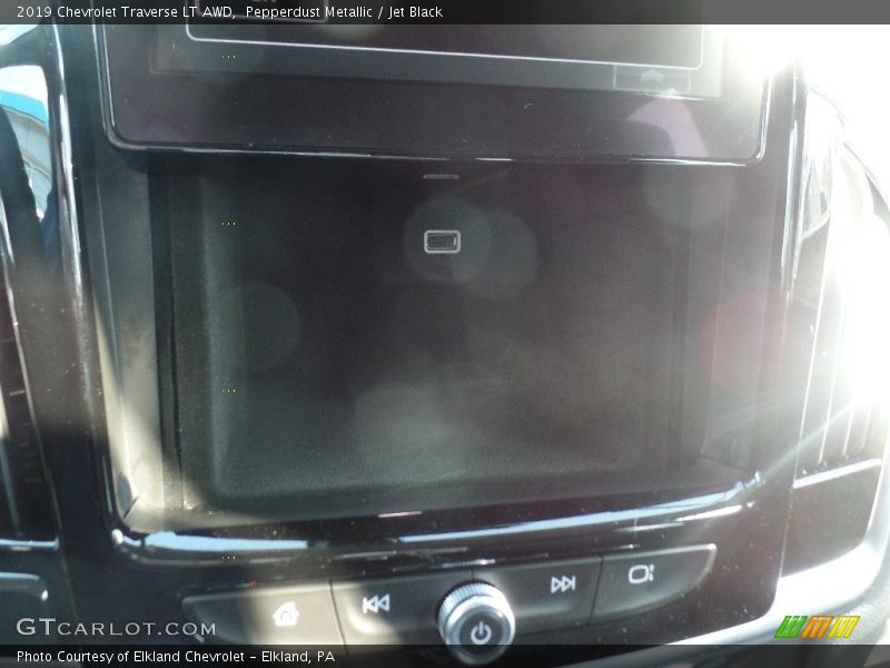 Pepperdust Metallic / Jet Black 2019 Chevrolet Traverse LT AWD