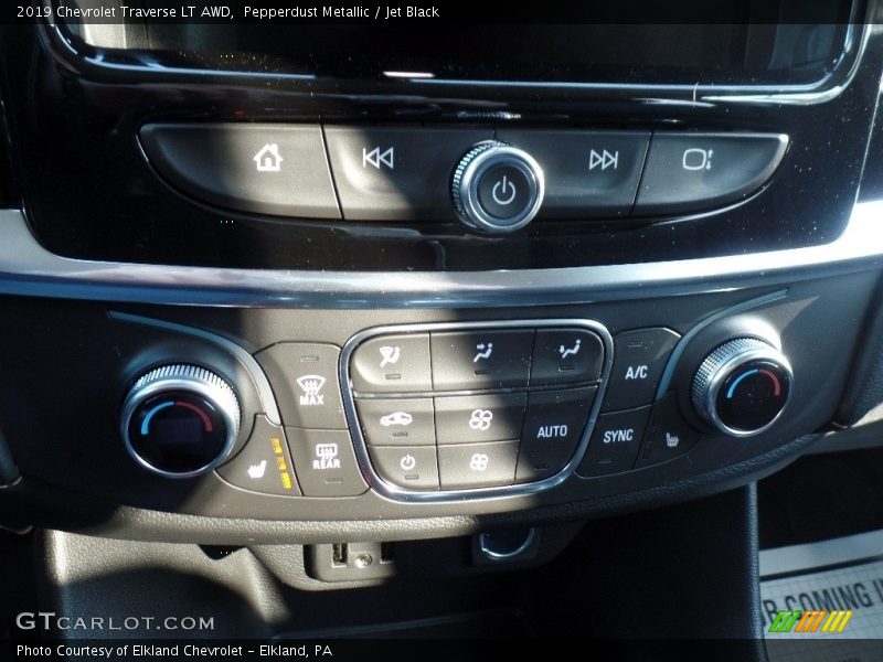 Pepperdust Metallic / Jet Black 2019 Chevrolet Traverse LT AWD