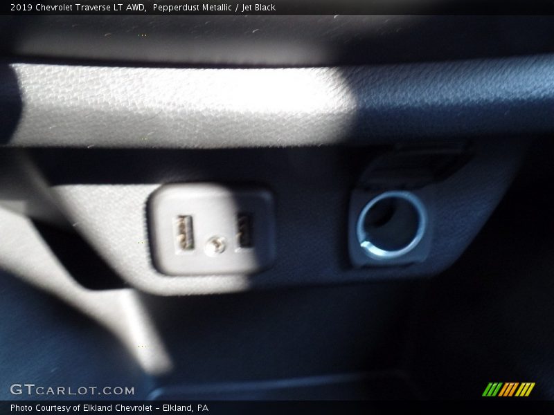 Pepperdust Metallic / Jet Black 2019 Chevrolet Traverse LT AWD