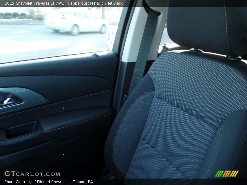 Pepperdust Metallic / Jet Black 2019 Chevrolet Traverse LT AWD