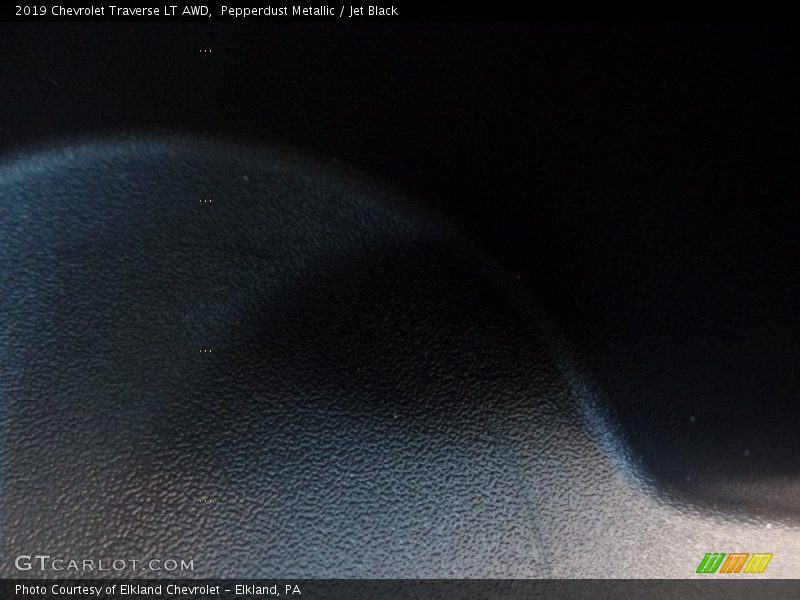 Pepperdust Metallic / Jet Black 2019 Chevrolet Traverse LT AWD