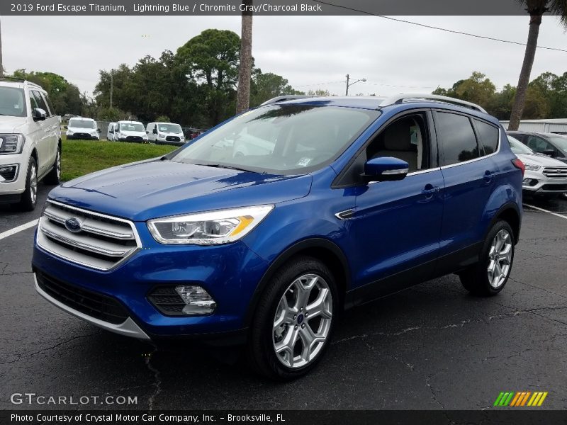 Front 3/4 View of 2019 Escape Titanium