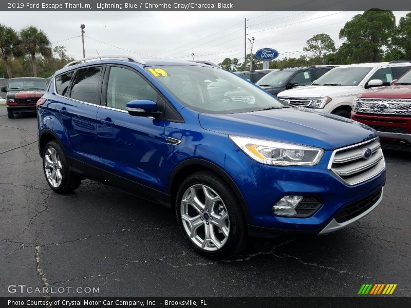 Front 3/4 View of 2019 Escape Titanium